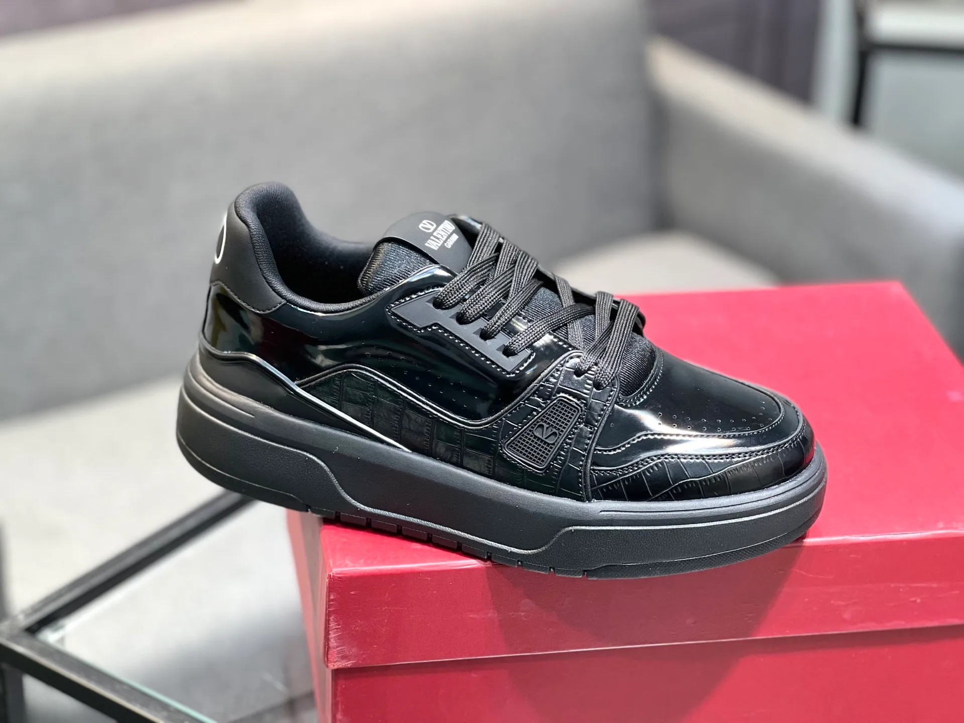 Men's men's shoes 💰660 𝑽𝒂𝒍𝒆𝒏𝒕𝒊𝒏𝒐 Valentino 𝑶𝒏𝒆𝑺𝒕𝒖𝒅 Couple's sneaker series Valentino 2025 latest couple's sneakers, celebrity style, hot sale. The original ZP was purchased and dismantled. Repeated pattern making and modification. I strive to restore the original version 1:1! Top luxury masterpiece, soft and comfortable, combining fashion and leisure, bringing excellent elegant texture and excellent on-foot comfort. Top purchase version upper: imported calfskin surface/original oil edge craftsmanship. Inner: water-dyed cowhide lining. Outsole: original development 𝐓𝐏𝐔 two-color combination outsole. Packaging: original configuration complete package. Code number: 35-44 yards. 34.45 can be customized. Can be customized (self-labeled-no label) order.
